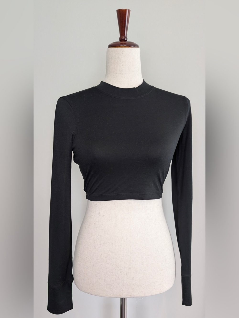 Vuori Women's Lux Crop Long Sleeve Mock Neck Cropped Workout Size Small Black